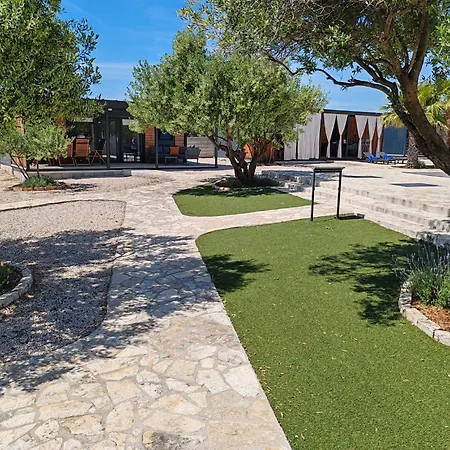 New! Mobile Domina Near The With Shared Pool Dom wakacyjny Pirovac