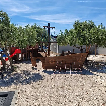 New! Mobile Domina Near The With Shared Pool Pirovac