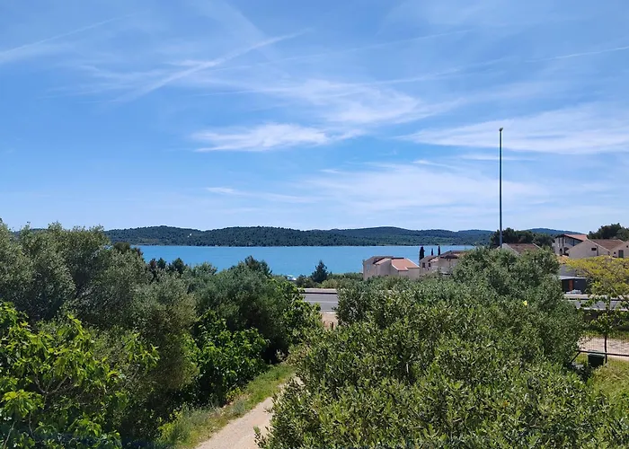 New! Mobile Domina Near The With Shared Pool בית נופש פירובאץ